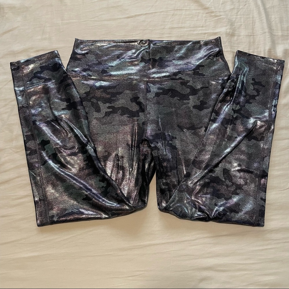 Fabletics women’s workout leggings. 7/8 length. High waisted. Size L.